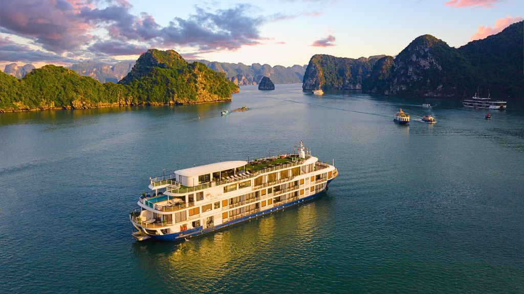 Tour 2 ngày 1 đêm Du thuyền Hạ Long Mon Cheri 5 sao